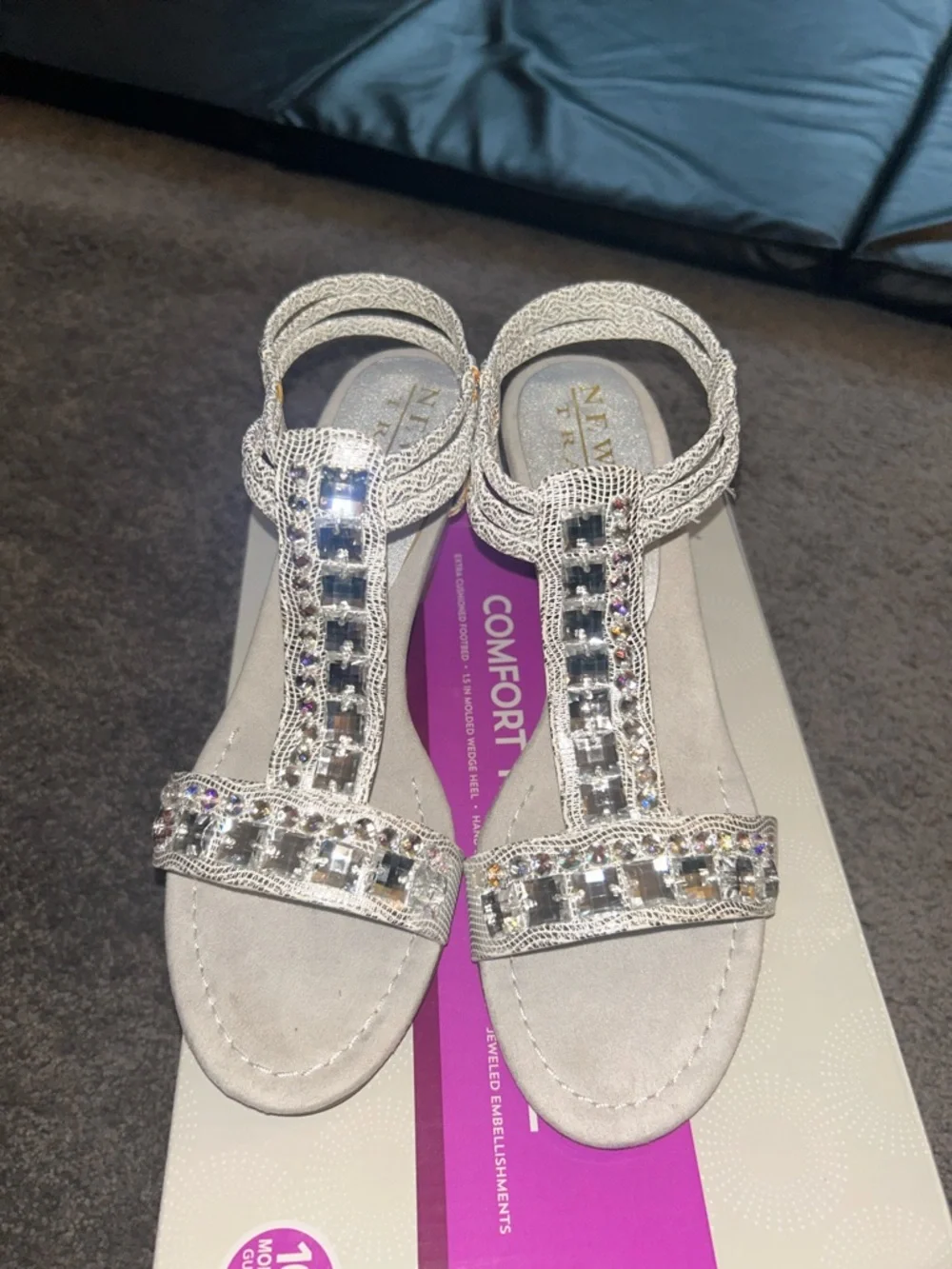 New York Transit Embellished Silver T-Strap Women’s Sandals Size 71/2 runs small - Picture 2 of 12